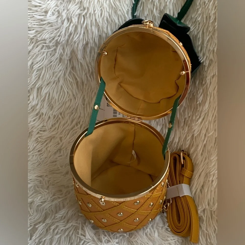 NWT. PINEAPPLE 🍍 CROSSBODY FITS PHONE AND ECT. Cute purse for spring & summer.